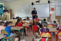 Policjant w szkole z dziećmi