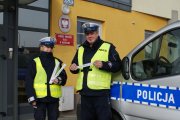 Umundurowani policjanci stojący przed siedzibą Komendy Powiatowej Policji w Wieruszowie