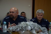 POLICJANCI podczas debaty społecznej poświęconej bezpieczeństwu w ruchu drogowym na terenie Gminy Szczerców