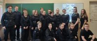 POLICJANT z KPP w Bełchatowie podczas zajęć z uczniami klas mundurowych w Bełchatowie. Zmłodzieża rozmawialiśmy o służbie w Policji.