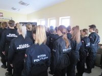policjanci podczas uroczystość ślubowania pierwszych klas o profilu mundurowym . Akademia miała miejsce w auli KPP Bełchatów