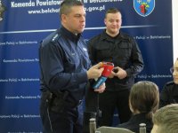 policjanci podczas w czasie wykładu dotyczącego specyfiki zawodu policjanta w KPP w  Bełchatowie. Rozmowy o bezpieczeństwie z uczniami klas pierwszych o profilu mundurowym