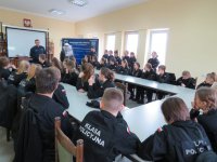 policjanci  w czasie wykładu dotyczącego specyfiki zawodu policjanta w KPP w  Bełchatowie. Rozmowy o bezpieczeństwie z uczniami klas pierwszych o profilu mundurowym