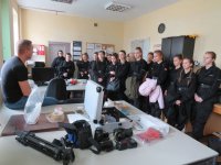 policjanci  w czasie wykładu dotyczącego specyfiki zawodu policjanta w KPP w  Bełchatowie. Rozmowy o bezpieczeństwie z uczniami klas pierwszych o profilu mundurowym