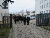 uczniowie klas pierwszych opuszczają teren KPP w Bełchatowie po uroczystości ślubowania oraz zajęciach z policjantami, które miały przybliżyć im zawód policjanta