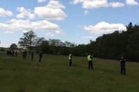 funkcjonariusze policji i straży pożarnej państwowej i ochotniczej na miejscu poszukiwań osoby zaginionej, przeszukują pola , łąki skwery lesne