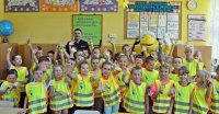 Policjanci na spotkaniu z dziećmi w szkołach uczą o bezpiecznej drodze do szkoły