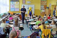 policjanci na spotkaniu z dziećmi uczą o bezpiecznej drodze do szkoły