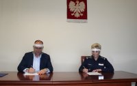 Komendant Powiatowy Policji w Zduńskiej Woli insp. Małgorzata Mączyńska oraz Wójt Gminy Zduńska Wola Henryk Staniucha podpisują porozumienie.