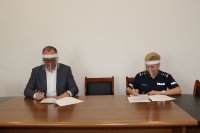 Komendant Powiatowy Policji w Zduńskiej Woli insp. Małgorzata Mączyńska oraz Prezydent Miasta Zduńska Wola Konrad Pokora podpisują porozumienie.