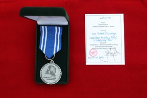 Po lewej stronie, w etu lezy medal, po prawej stronie jest legitymacja nadania medalu.