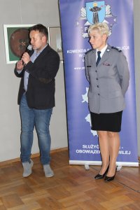 Dyrektor muzeum i Komendant Powiatowy Policji w Zduńskiej Woli otwierają uroczyście wystawę