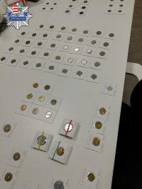na stole  ułożone monety kolekcjonerskie