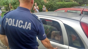 policjant sprawdza auto