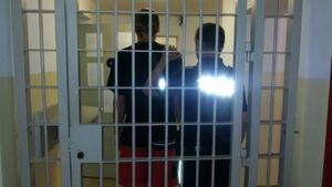 policjanci z zatrzymanym