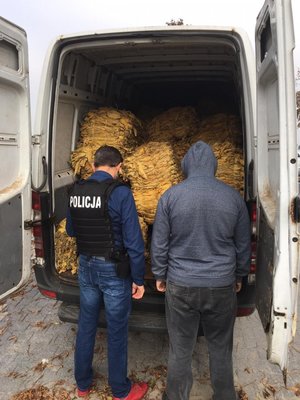 policjanci z zatrzymanym i zabezpieczonym transportem tytoniu bez polskich znaków akcyzy.