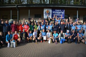 Uczestnicy po biegu podczas ceremonii rozdawania nagród.