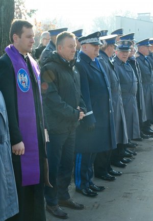Policjanci wraz z innymi uczestnikami podczas uroczystości na cmentarzu