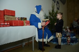 Niebieski Mikołaj daje dziecku prezent