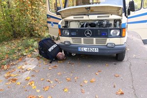 Finał konkursu PIRO 2019. Policjant  sprawdza pojazd z kolumny VIP pod kątem pirotechnicznym.