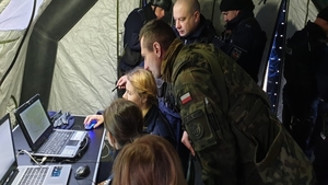 uczestnicy szkolenia przed monitorami.