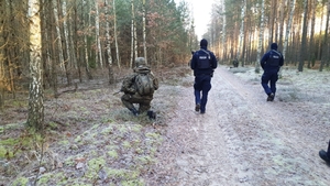 policjanci i żołnierz w trakcie ćwiczenia.