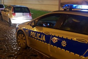 kontrola, radiowóz policyjny stoi za zaparkowanym fiatem punto