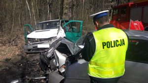 Policjanci zabezpieczają miejsca zdarzeń drogowych.