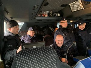 Przedstawicieli KWP w Łodzi we wnętrzu pojazdu służbowego Policji niemieckiej podczas obserwacji działań policyjnych w Cottbus