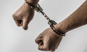 kajdanki na rekach zatrzymanego