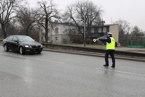 Akcja zwolnij, jak kocha to poczeka. policjanci ruchu drogowego wręczają serduszka kierowcom, którzy nieznacznie przekroczyli prędkość.