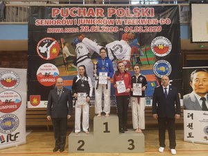 Cztery zawodniczki stoją na podium.