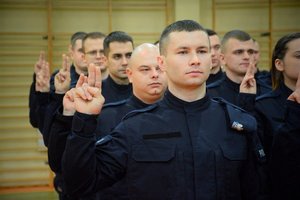 Policjanci powtarzają rotę ślubowania.