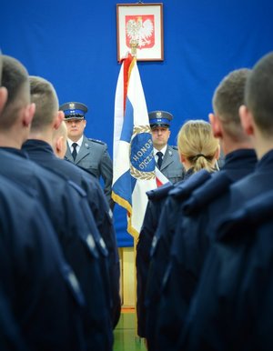 Ślubowanie, sztandar Komendy Wojewódzkiej Policji w Łodzi.