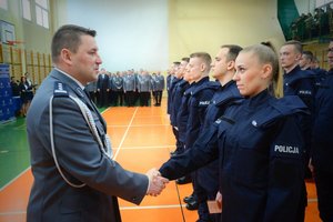 komendant wręcza legitymację służbową policjantce