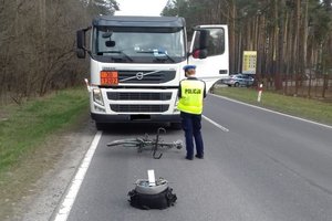 policjant wykonuje oględziny samochodu ciężarowego volvo
