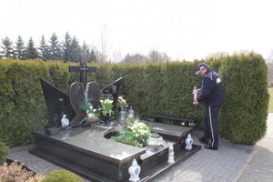 KPP w Pabianicach stawia zapalony znicz na grobie Andrzeja Werstaka