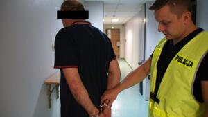 policjant z zatrzymanym za pobicie