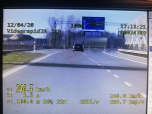 Zdjęcie z videorejetratora widać na nim odjeżdżający z duża prędkością pojazd.