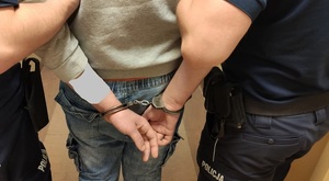 Policjanci z zatrzymanym.