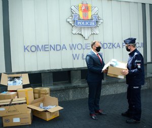 Przekazanie maseczek Komendantowi Wojewódzkiemu Policji w Łodzi.