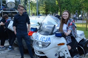Noc muzeów w Komendzie Wojewódzkiej Policji Łódź. Młoda dziewczyna siedzi na policyjnym motocyklu.