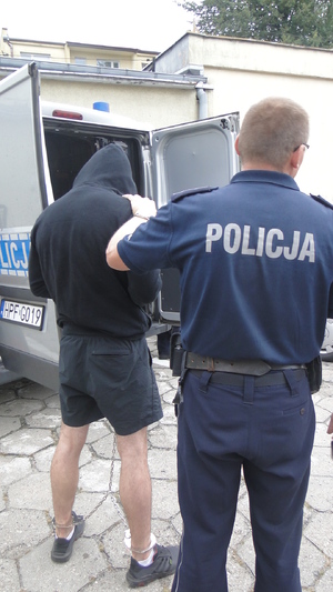 policjanci z zatrzymanym
