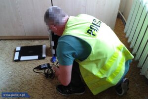 policjant podczas oględzin komputera