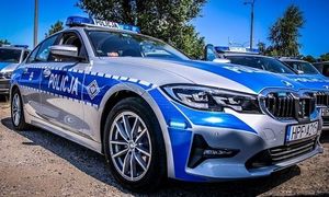 Oznakowany radiowóz bmw.