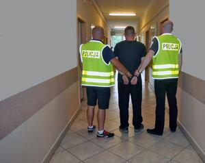 policjanci z zatrzymanym