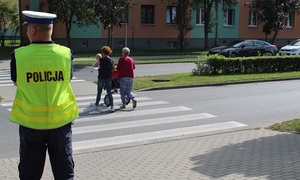 Policjanci przed przejściem dla pieszych.