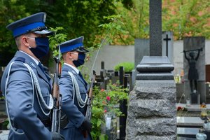 Funkcjonariusze policji oddają hołd poległym na służbie policjantom.