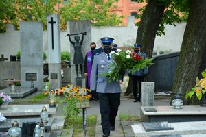 Funkcjonariusze policji oddają hołd poległym na służbie policjantom.