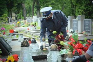 Funkcjonariusze policji oddają hołd poległym na służbie policjantom.